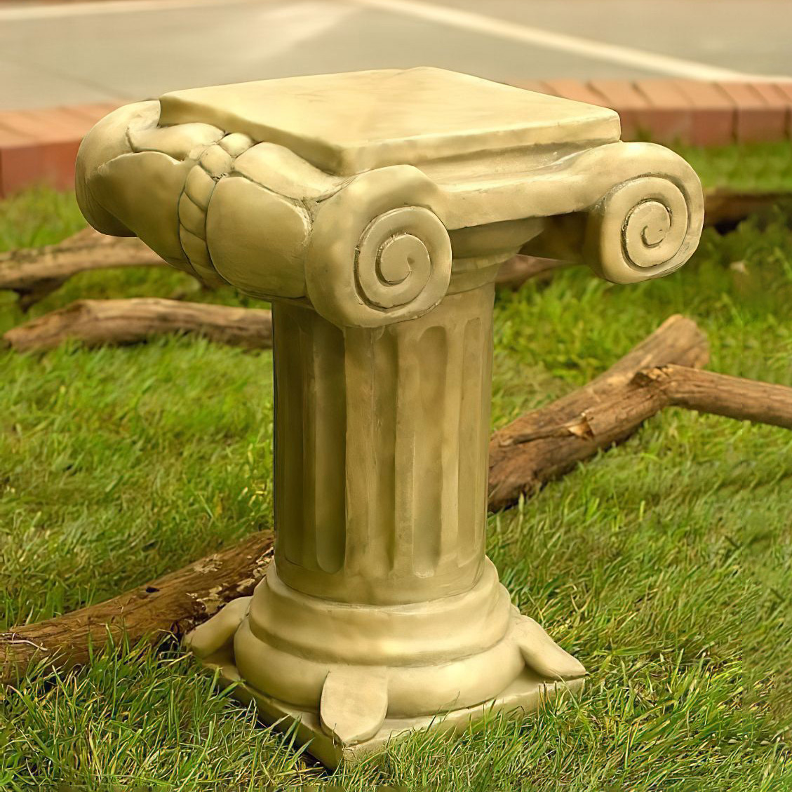 Kleine griechische Steinsäule für den Garten als stilvolles Podest - Olympias / Calabria