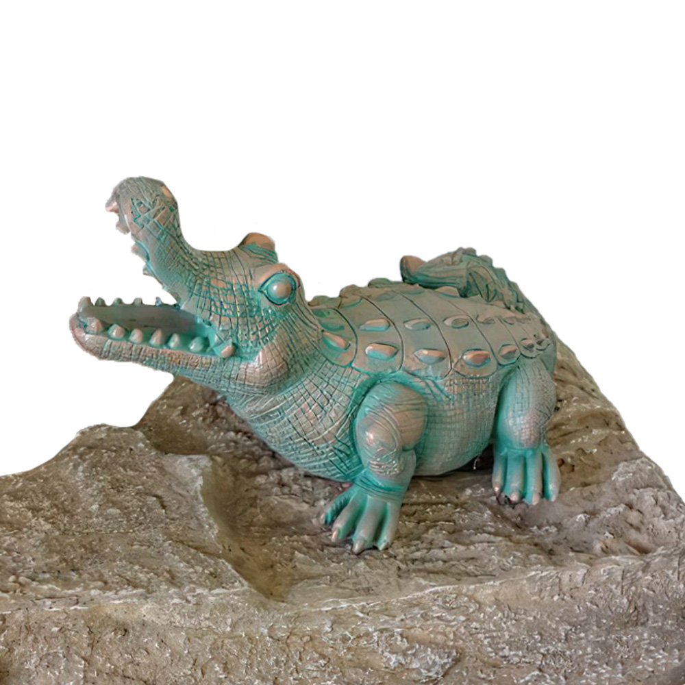 Krokodil Wasserspeier auf Stein für die Gartenteich Dekoration - Emilos / Olimpia