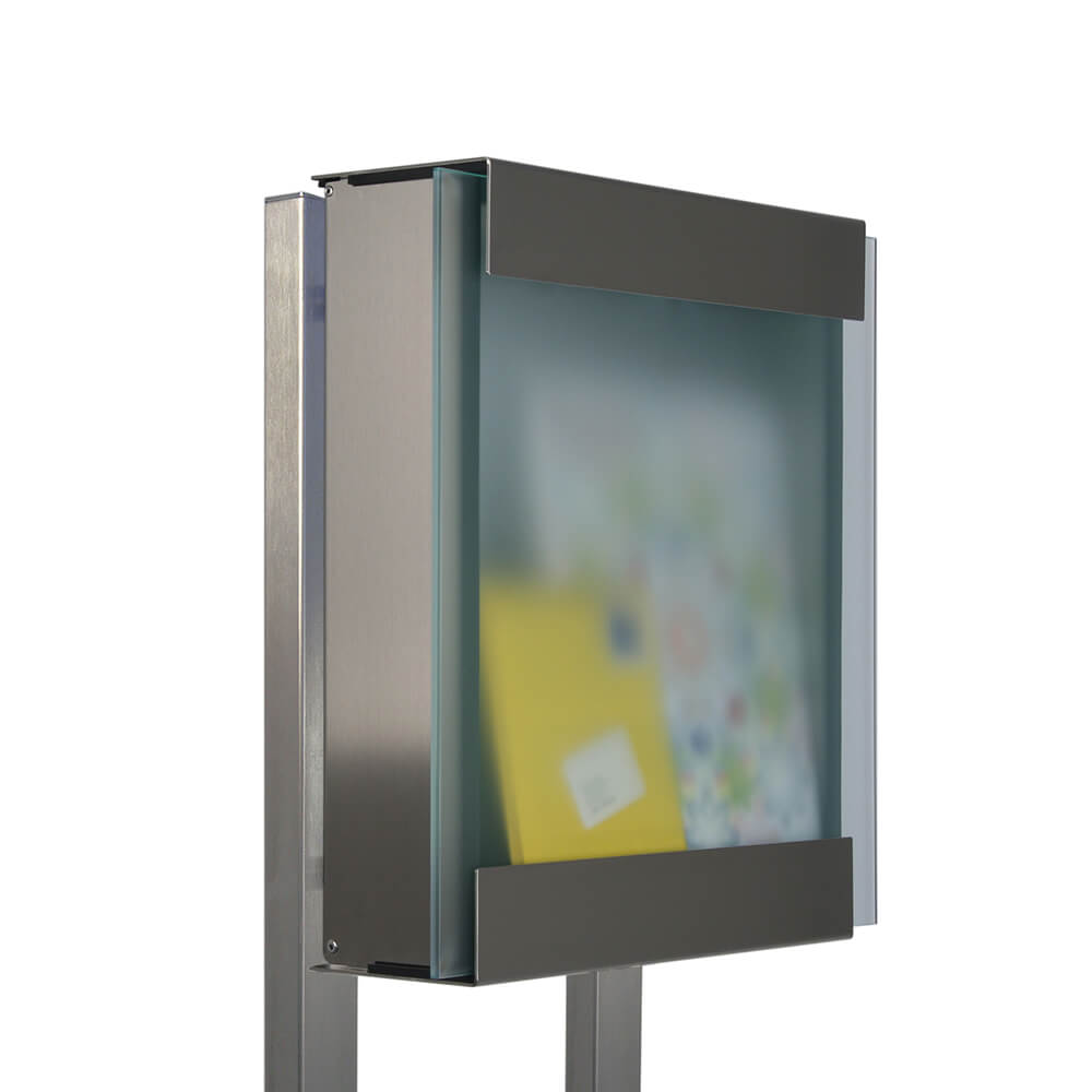 Schaukasten aus Edelstahl mit milchigem Glas, ideal für Gartendekoration und Informationen im Gartenbereich