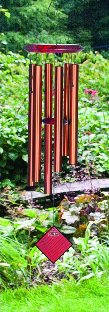 Éolienne en bois dans un jardin près d'un étang et de plantes vertes