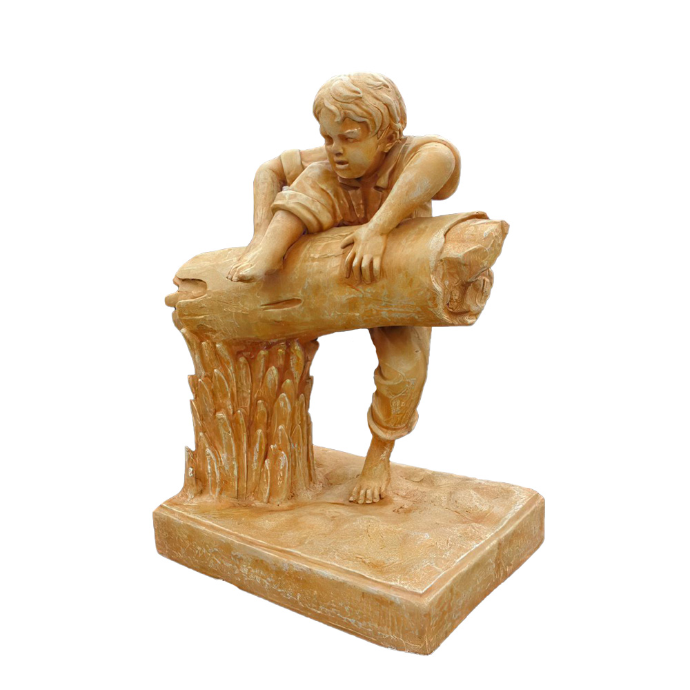 Junge klettert über Baumstamm - Dekofigur aus Steinguss - Stefano / Etna