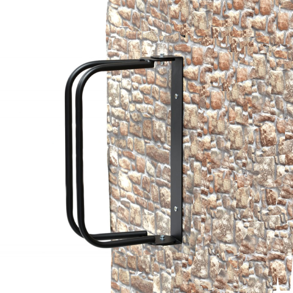 Moderner schwarzer Wandgriff aus Metall an einer rustikalen Steinmauer