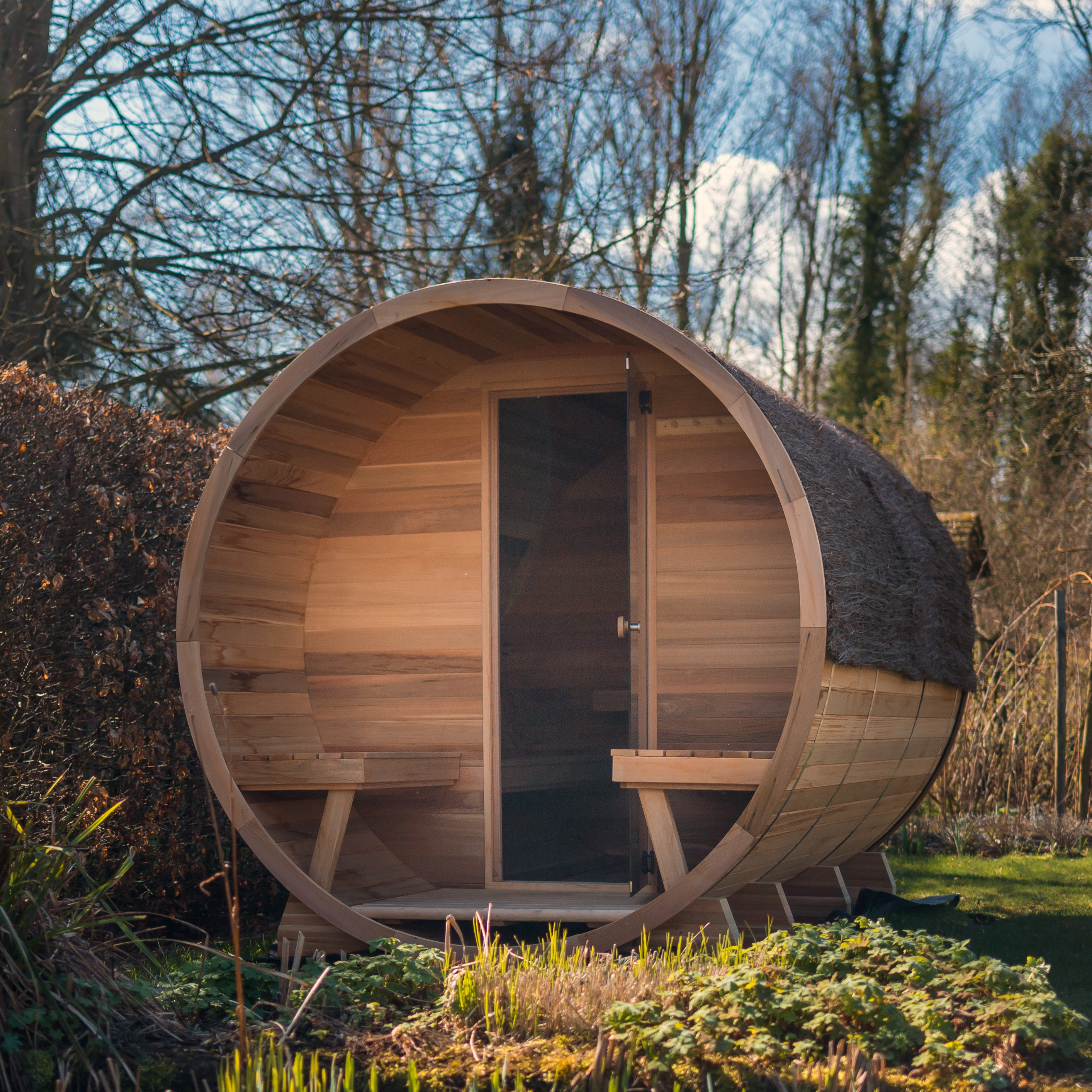 Klassische Outdoor Fasssauna aus Holz in verschiedenen Größen - Aseta / Zedernholz / für 4 Personen