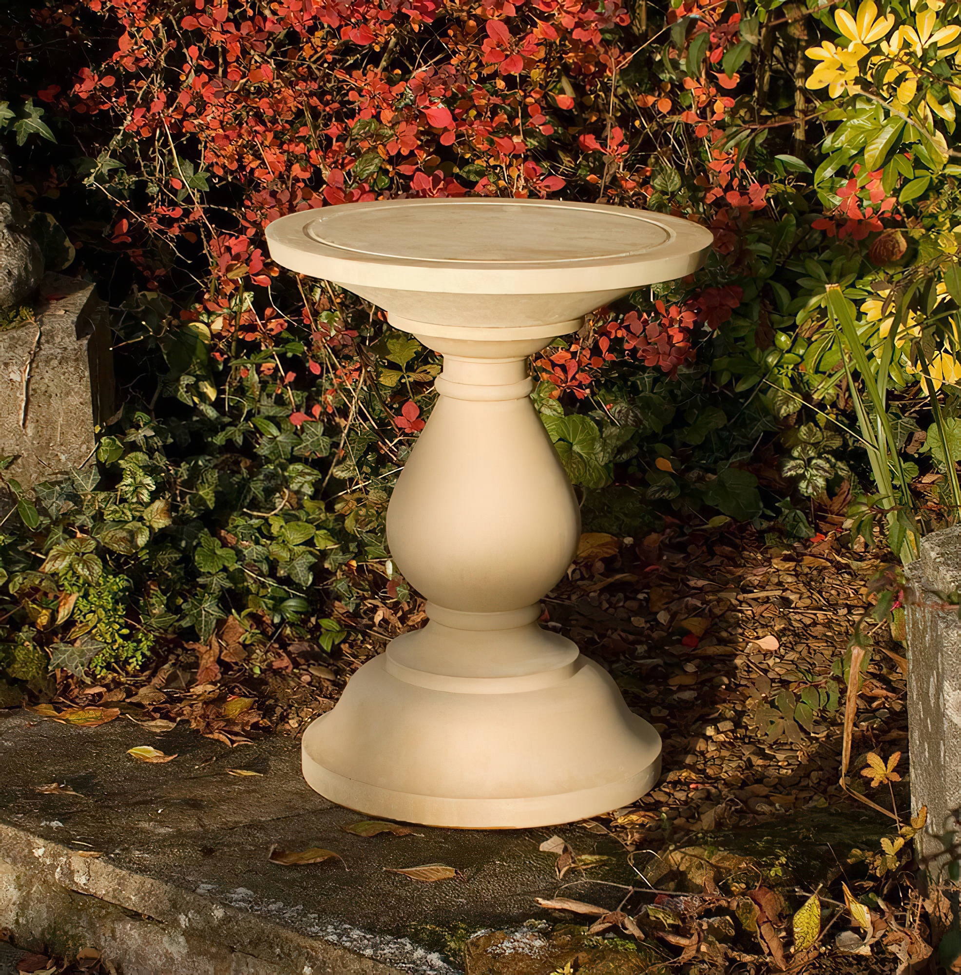 Fontaine de jardin cadran solaire beige sur table en pierre dans un jardin d'automne