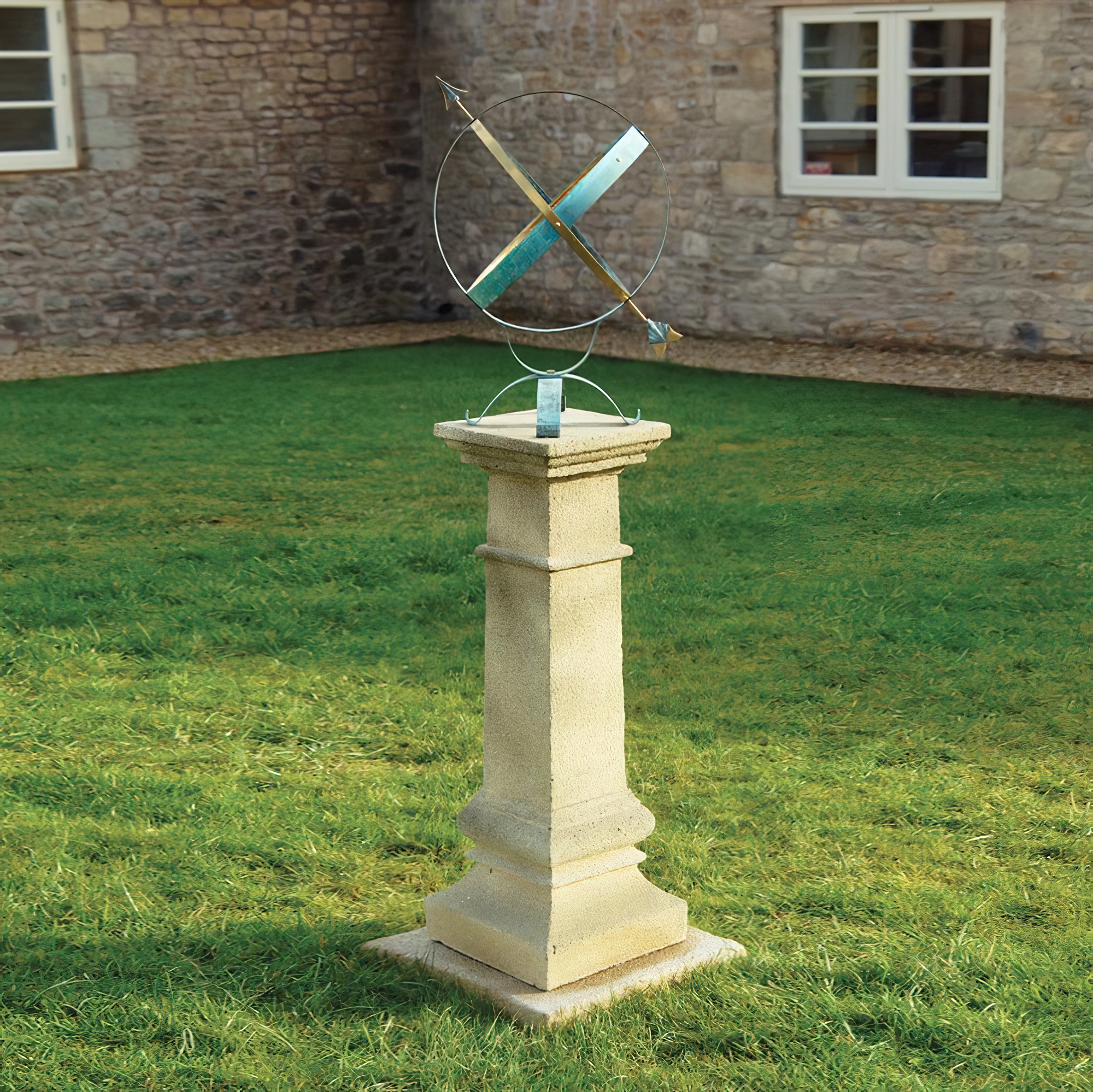 Sonnenuhr antik auf Stein Säule - Tempare