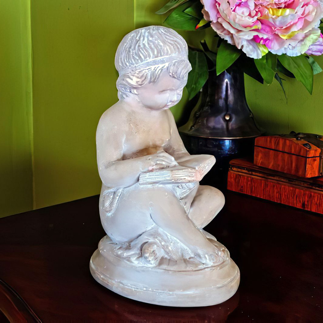 Kleine Steinguss Figur - Sitzendes Mädchen mit Buch - Vivi / Antikia