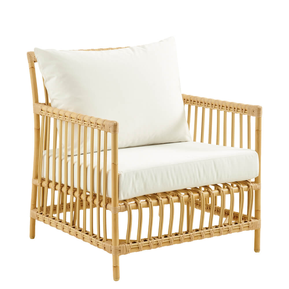 Moderner Rattan Gartensessel mit weißem Sitz- und Rückenkissen