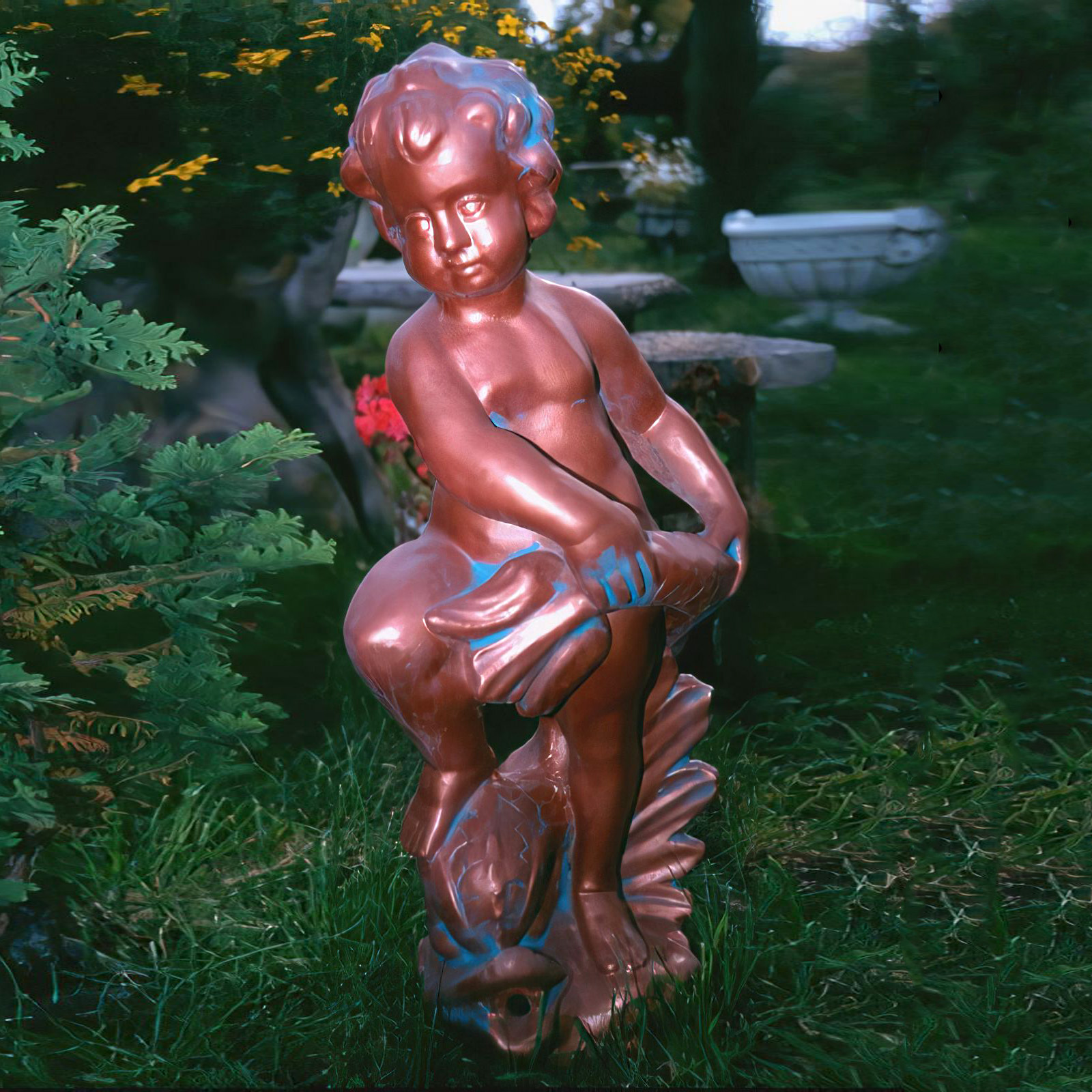 Dekorative Steinguss Wasserspeier Figur - Putte mit Fisch - Ismene / Olimpia