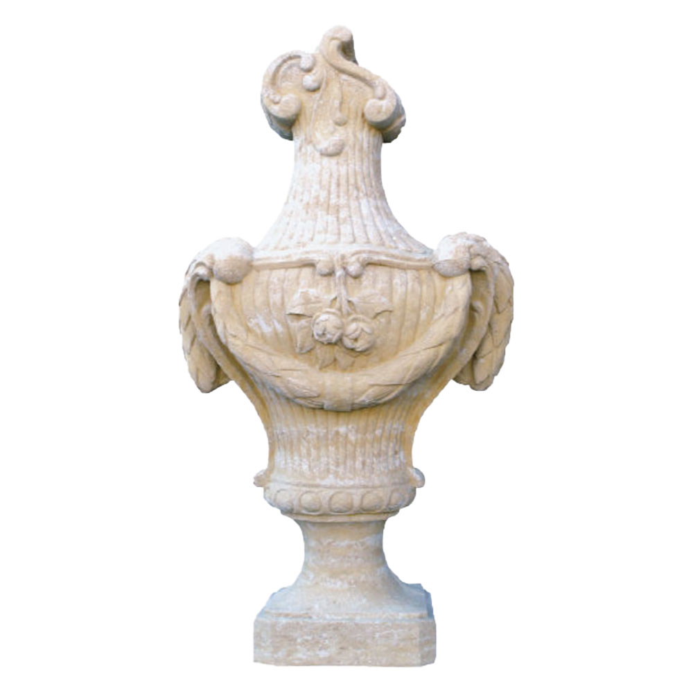 Vase de jardin en pierre avec ornements décoratifs et socle pour une décoration de jardin élégante
