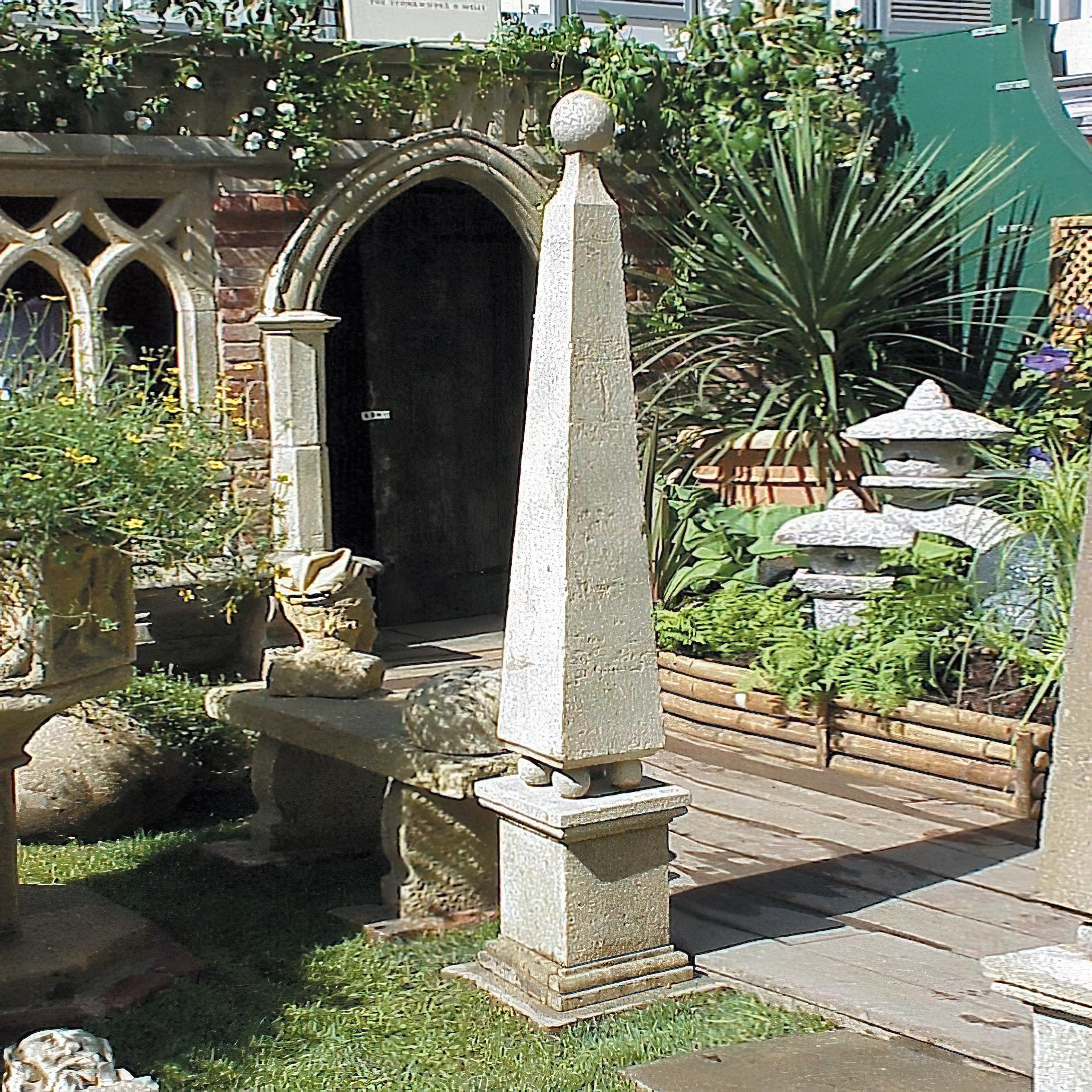 Deko Garten Obelisk aus Stein - Horus