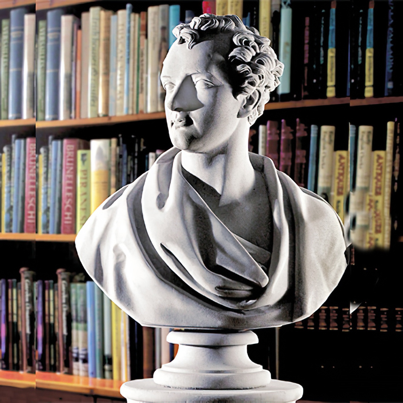 Busto in marmo bianco di un uomo davanti a una libreria piena di libri