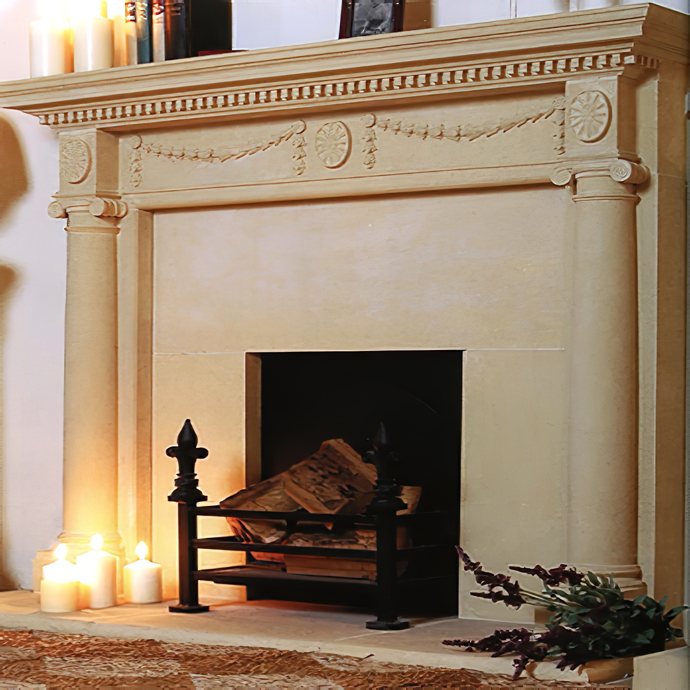 Cheminée en pierre beige clair avec colonnes décoratives et bougies allumées dans un salon
