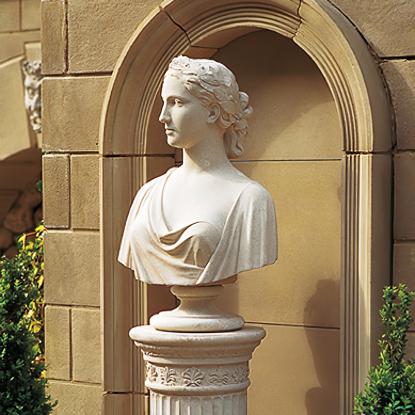 Antike Büste der Jungfrau - Helena / Sand