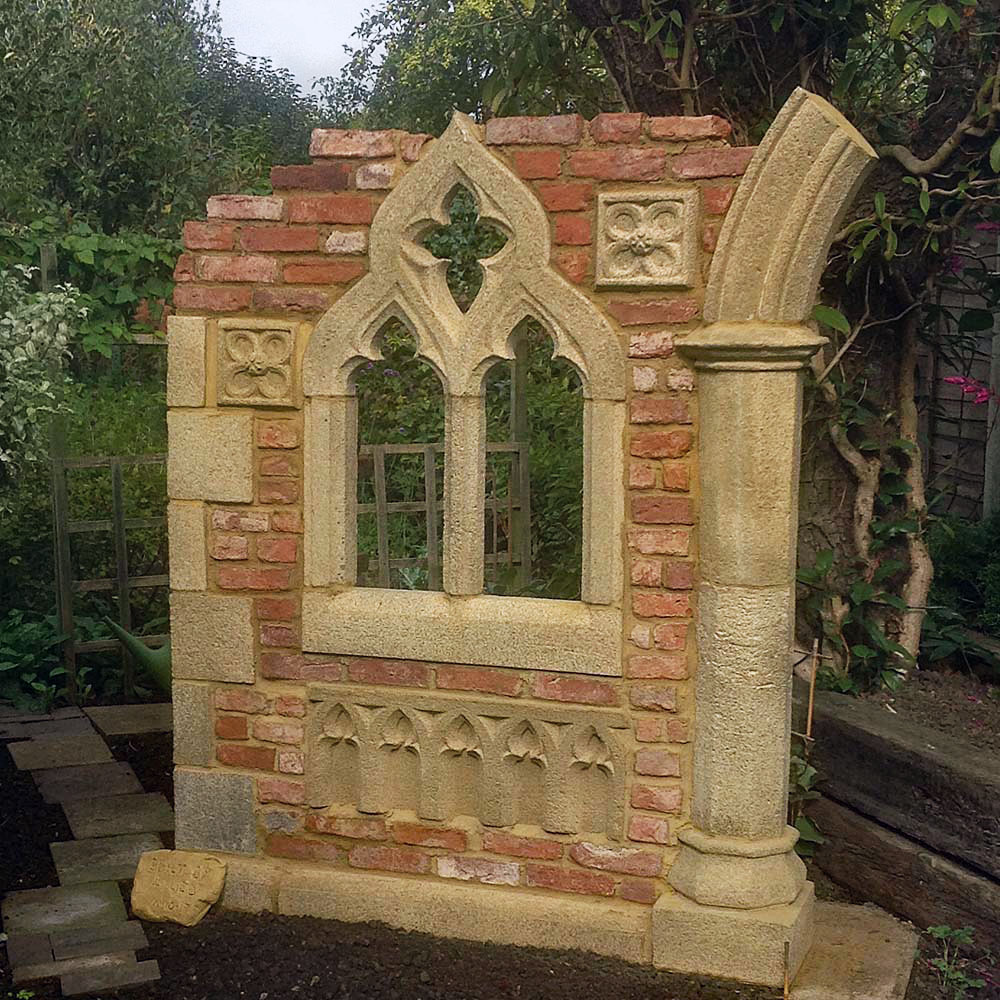 Kleine Mauerruine für den Garten mit antiken Fenstern - Colchester Ruin