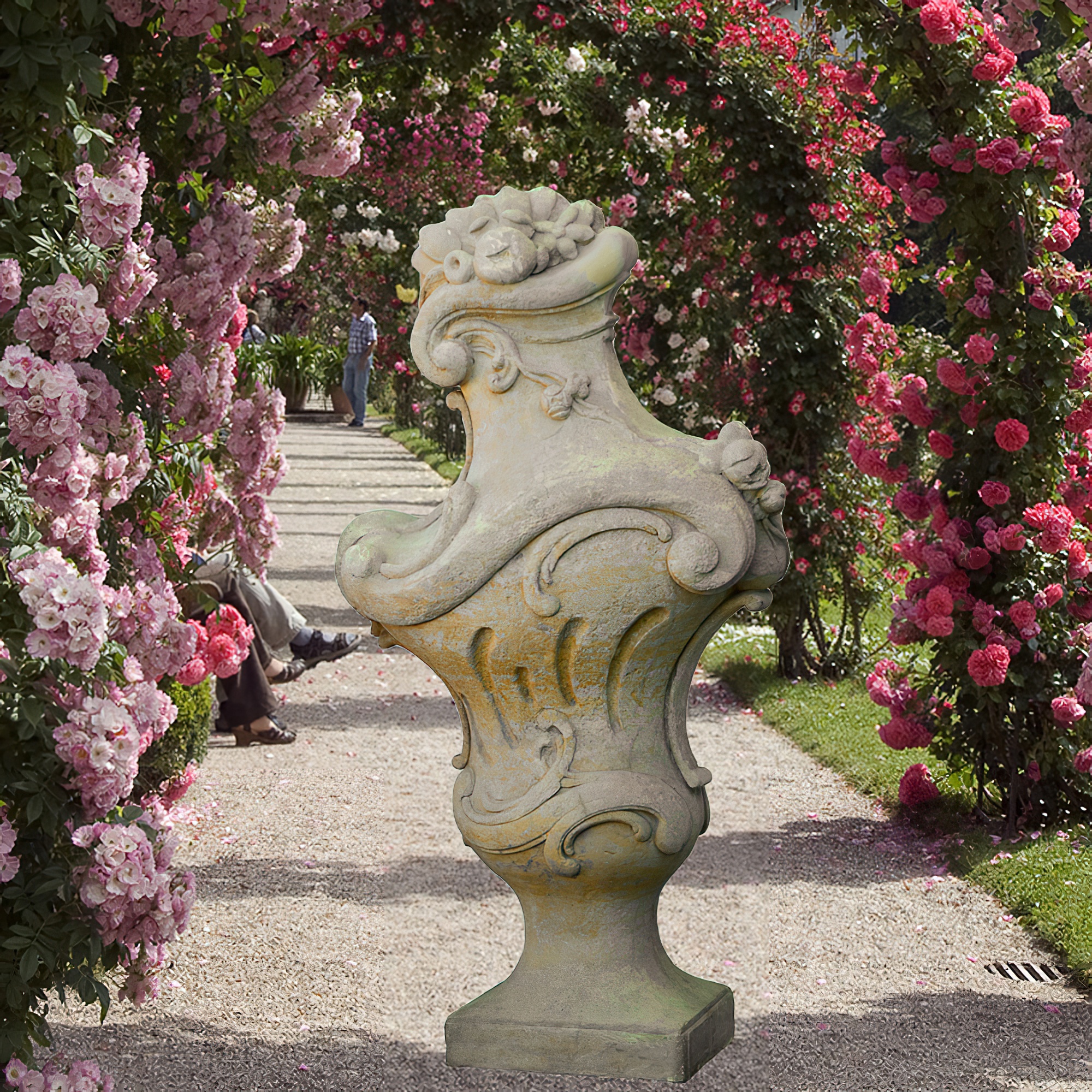 Sculpture en pierre artistique dans un jardin fleuri avec des arches de roses
