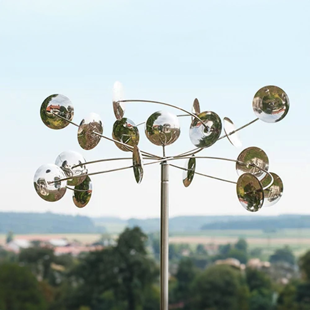Ornamento da giardino rotante con sfere riflettenti a specchio davanti a un paesaggio