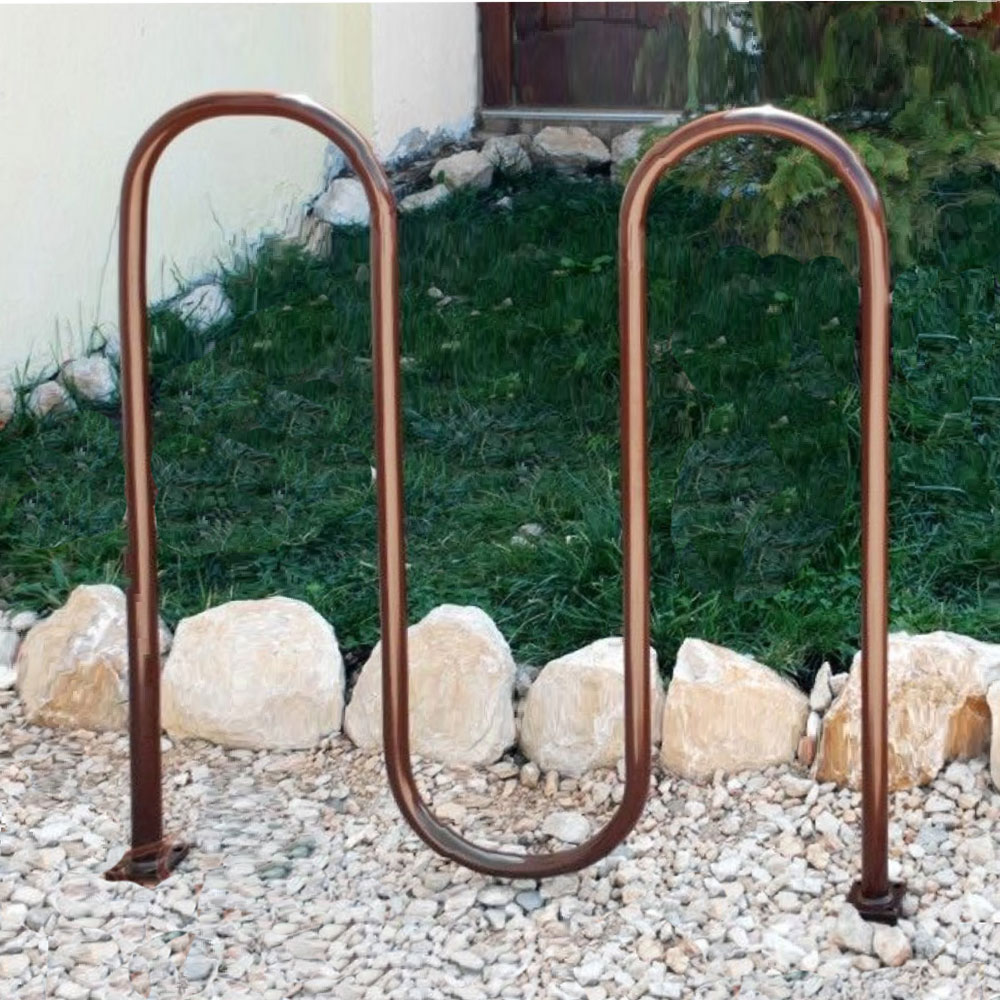 Metall Fahrradständer mit drei Bügeln, rostfarben, im Garten vor Steinen und Rasen