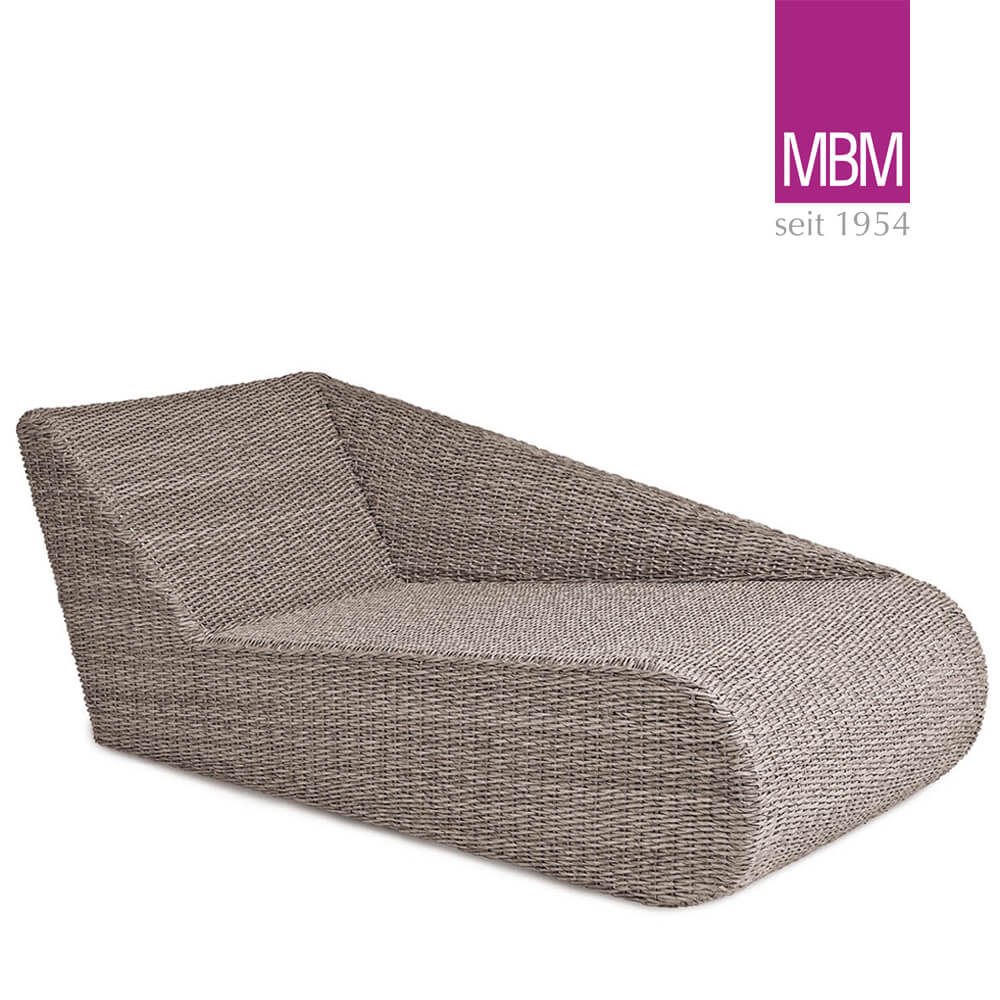 Bequeme braune Gartenliege aus Polyrattan für stilvollen Gartenbereich