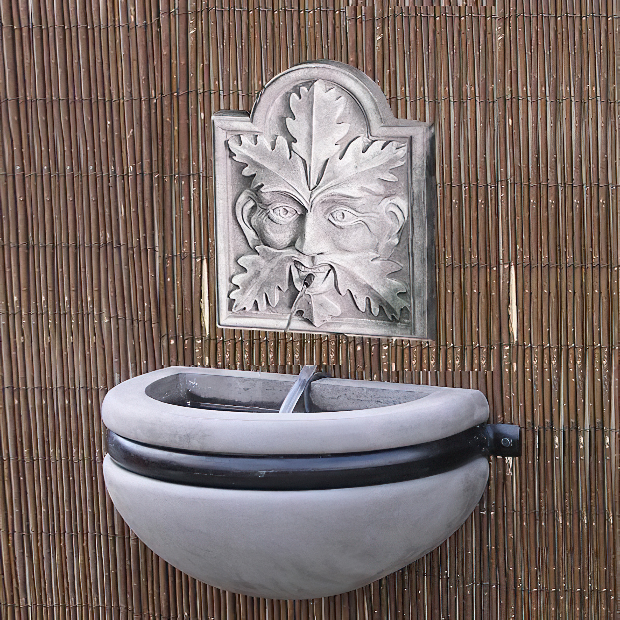 Fontana da muro da giardino moderna in pietra con decorazioni a foglia