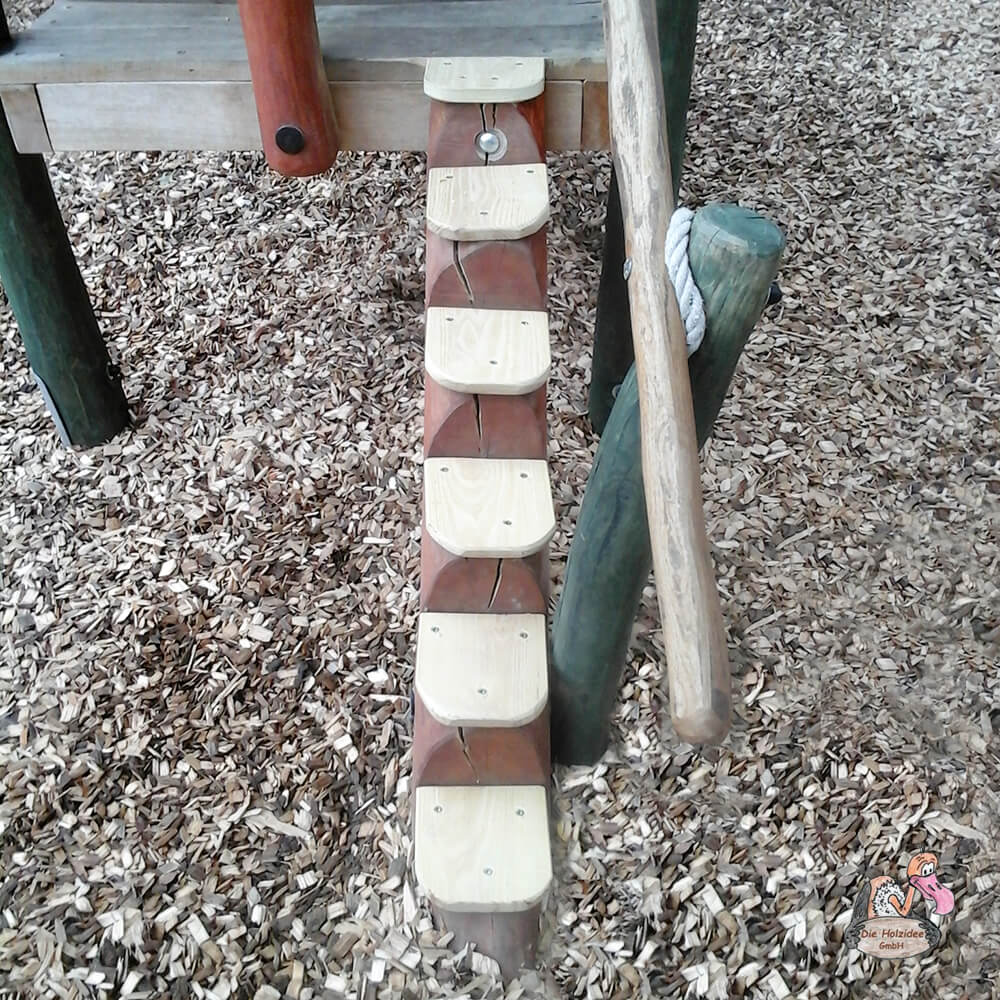 Scala in legno su un'area giochi con terreno coperto di cippato