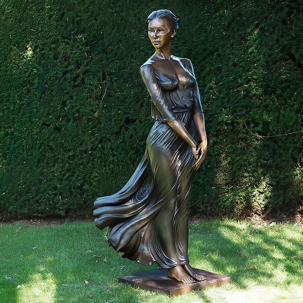 Lebensgroße Frauenskulptur im Kleid aus Bronzeguss - Orana