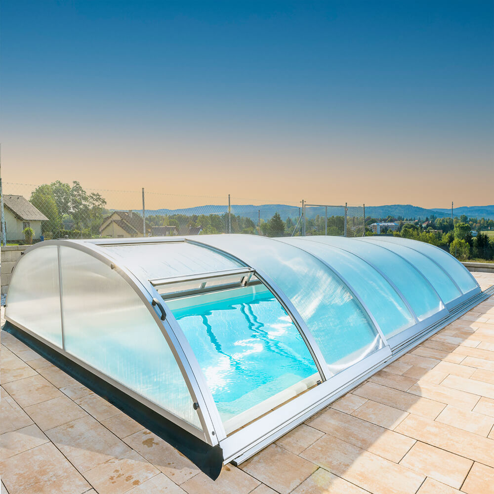 Transparente Schwimmbadüberdachung auf einer Terrasse mit Bergsicht