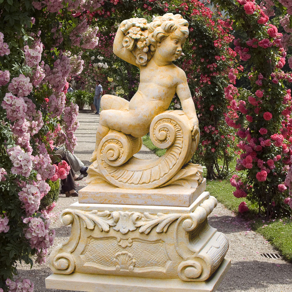 Steinerne Putto-Skulptur mit Blumenhut in einem dekorativen Garten, umgeben von blühenden Rosenbögen