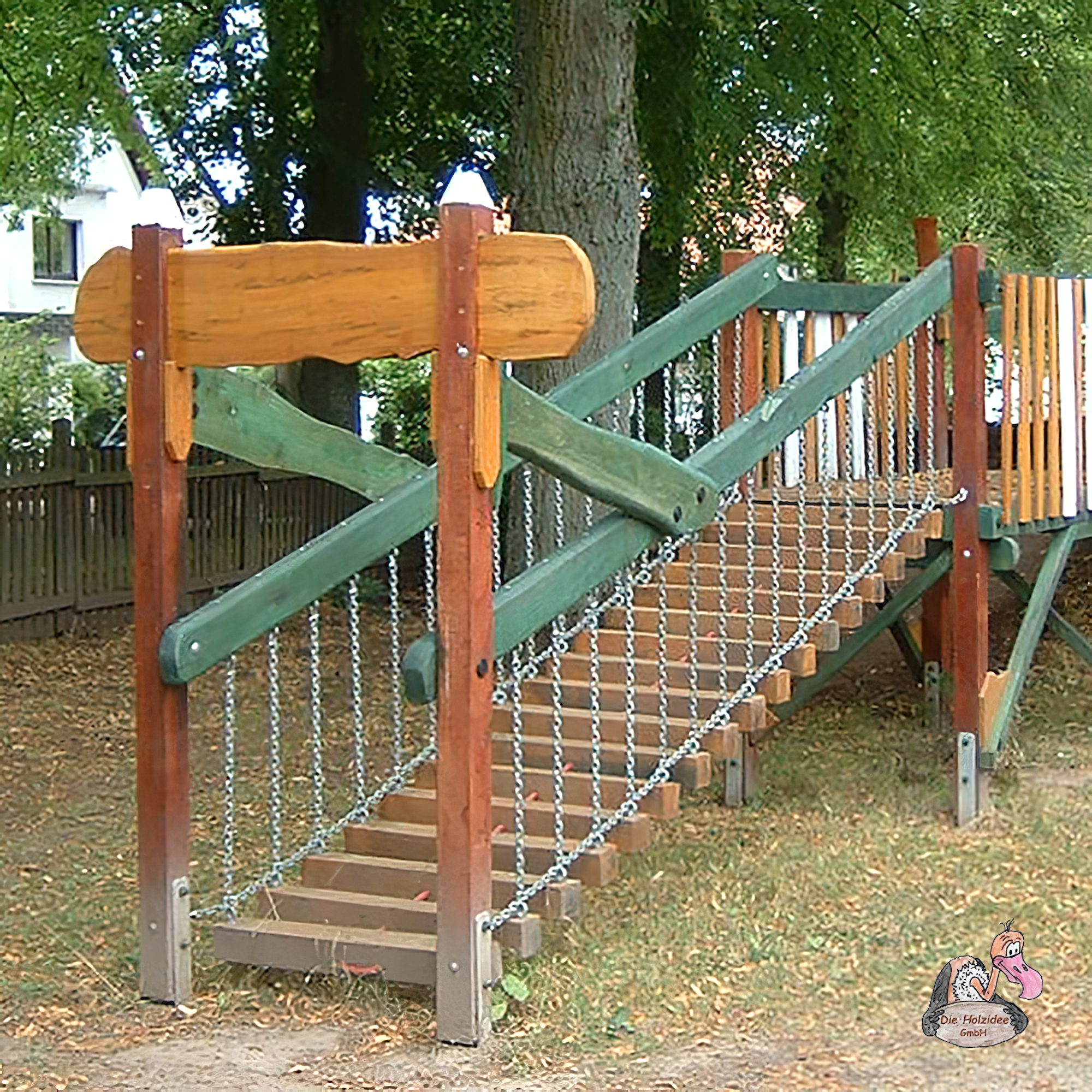 Struttura da gioco per bambini in legno con rete di corde come gioco esterno nel giardino