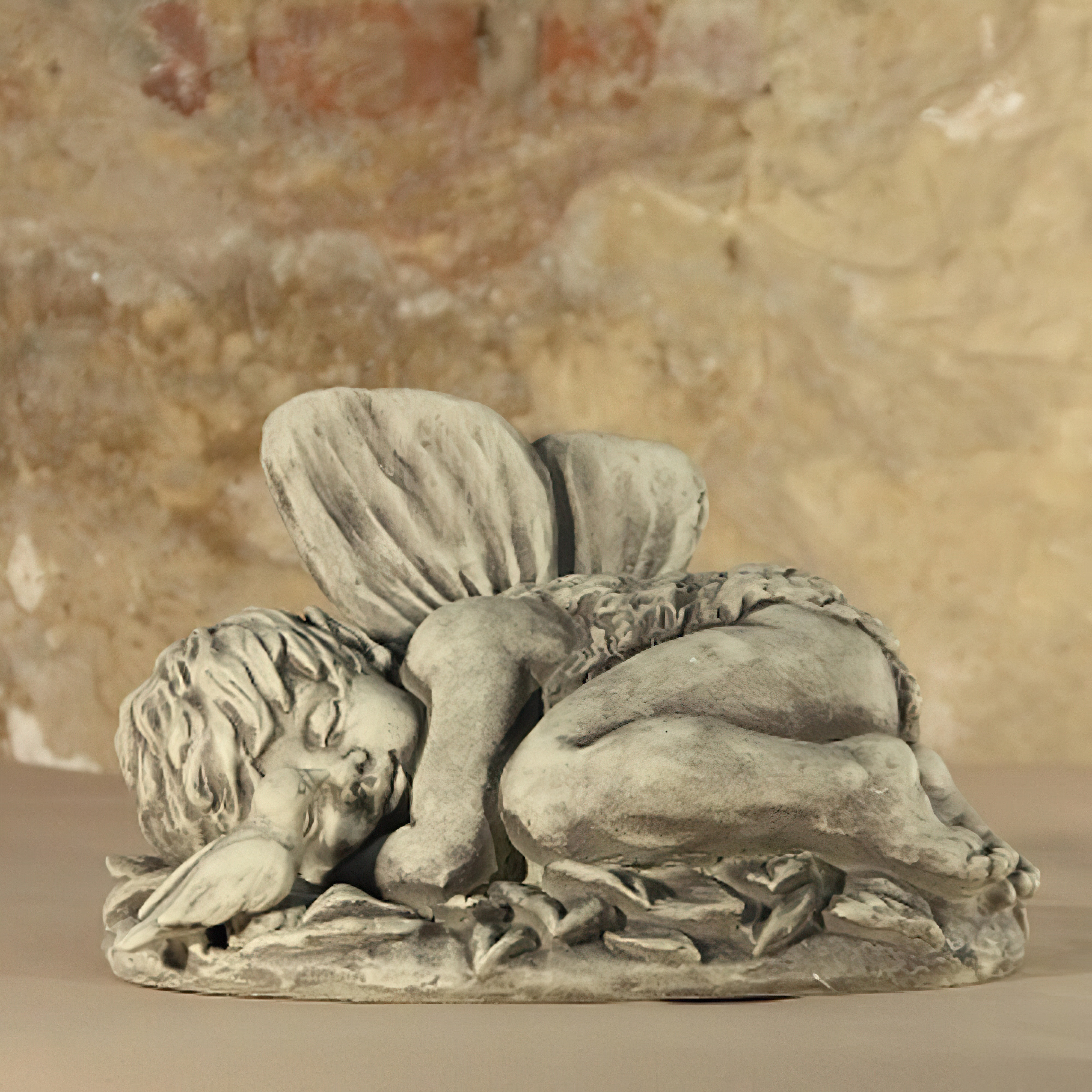 Schlafende Elfe aus Stein mit Taube - Dryadalis Columba