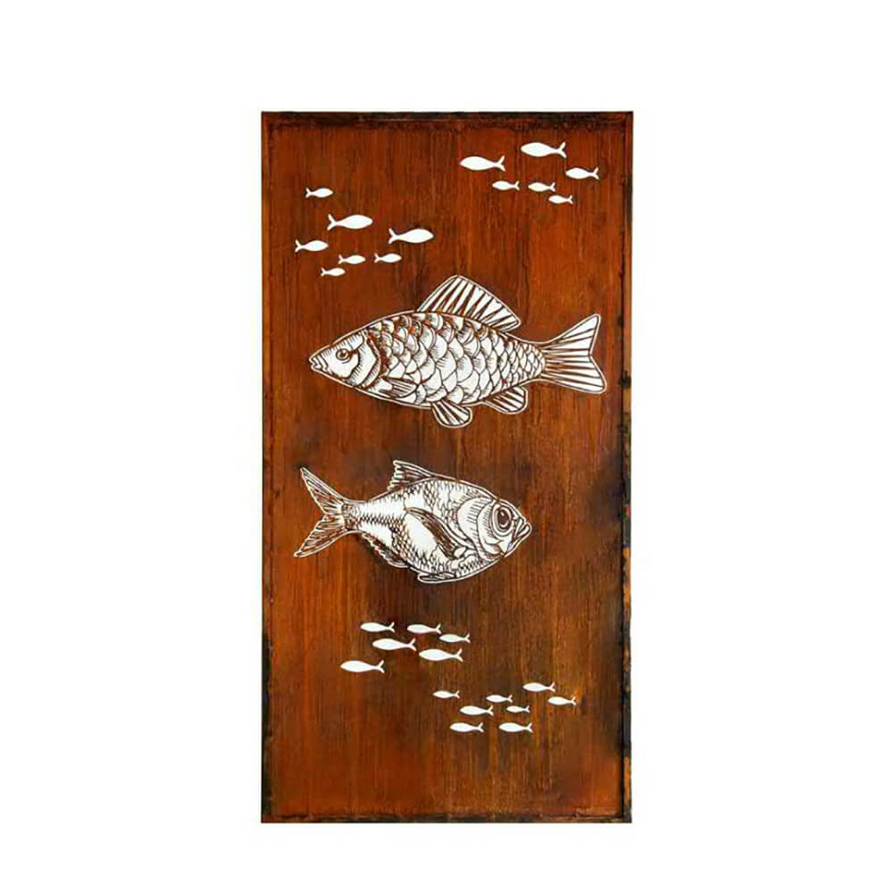 Braune Metalltafel mit drei großen und mehreren kleinen silbernen Fischen als Gartendekoration