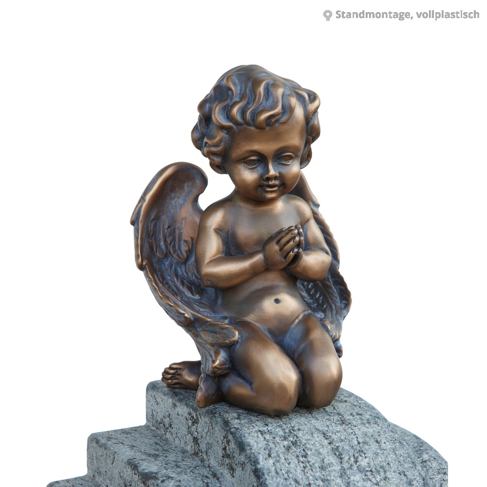 Kleine bronzene Engelstatue kniend mit gefalteten Händen auf einem Steinsockel
