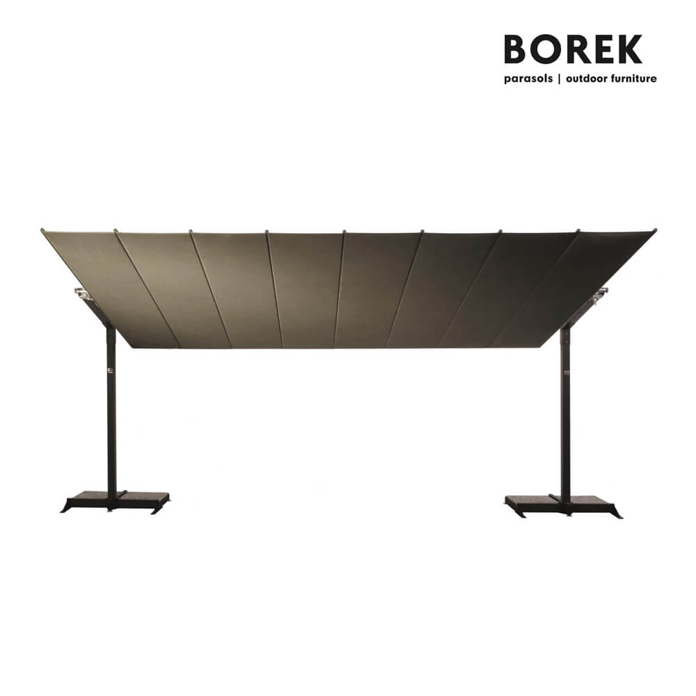 Großer, rechteckiger, stilvoller Sonnenschutz im Garten mit Metallrahmen von Borek