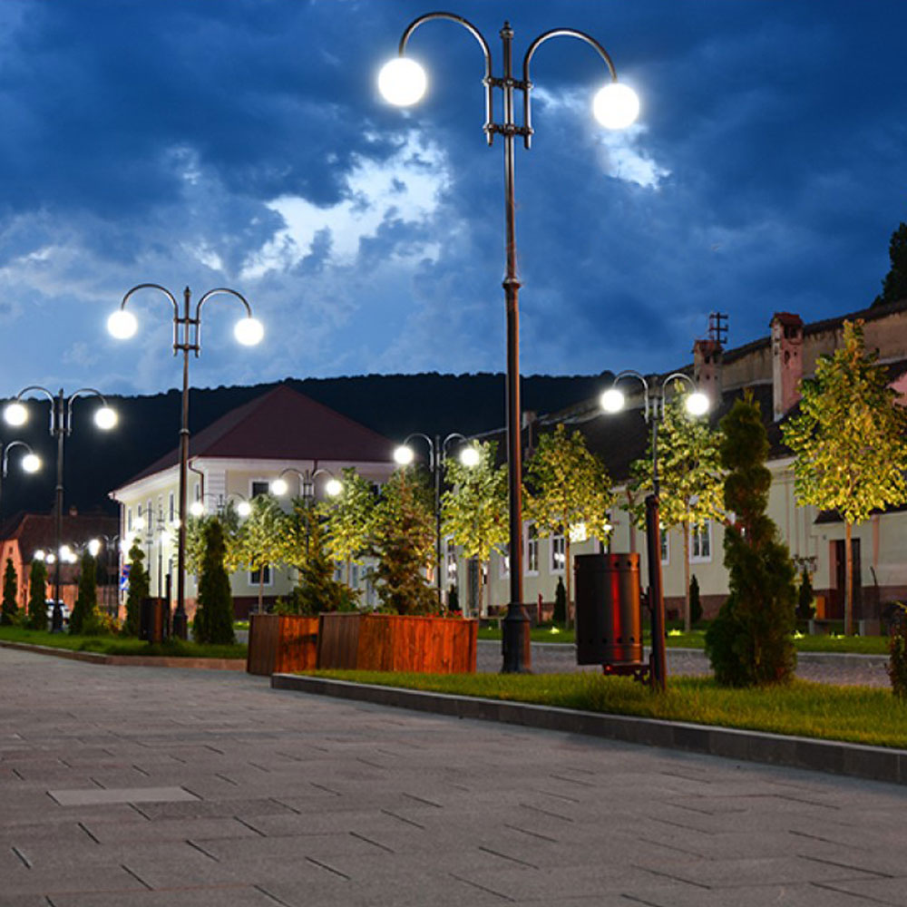 Große Parkleuchte aus Gusseisen mit zwei Kugel-Laternen - Blomma