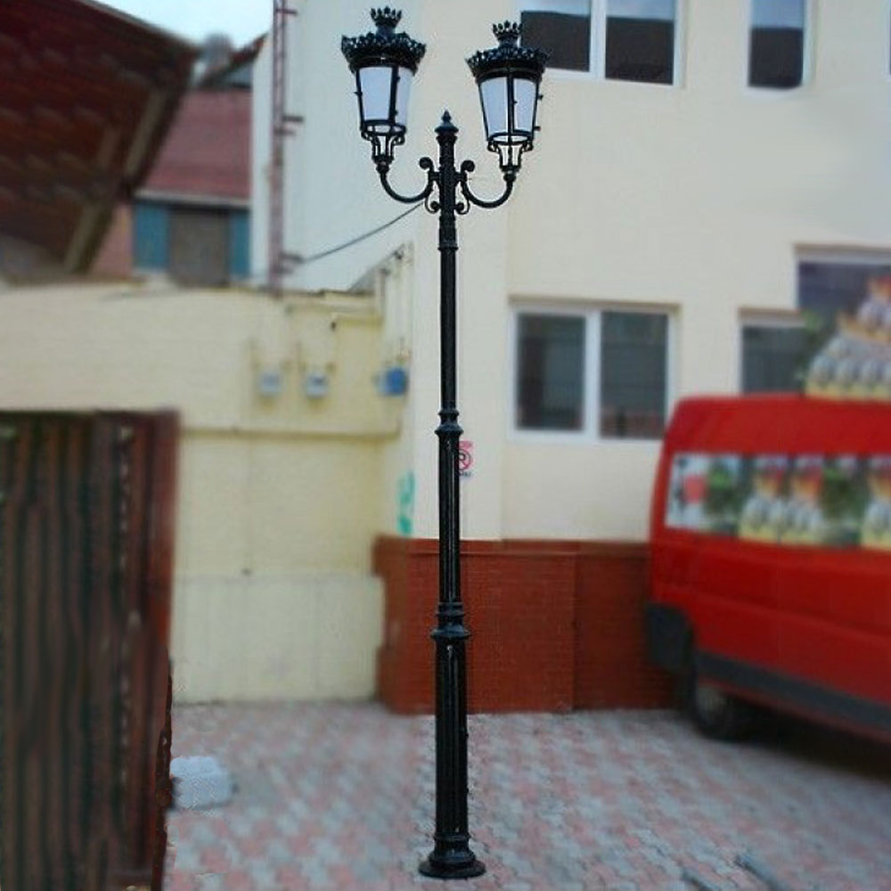 Historische Straßenlampe aus Gusseisen mit zwei Laternen - Aksel