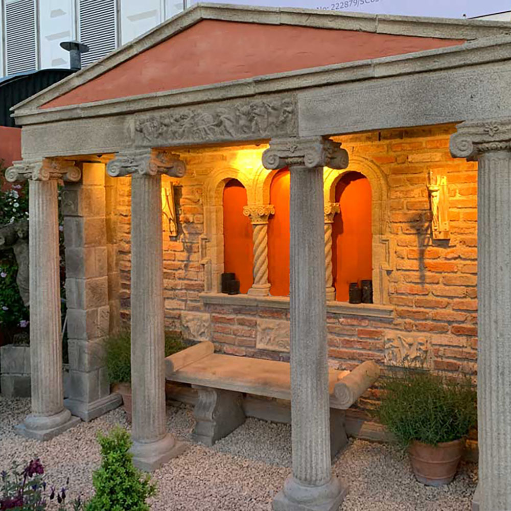 Halbgeschlossener Pavillon mit ionischen Säulen & Bank - Chichester Hall