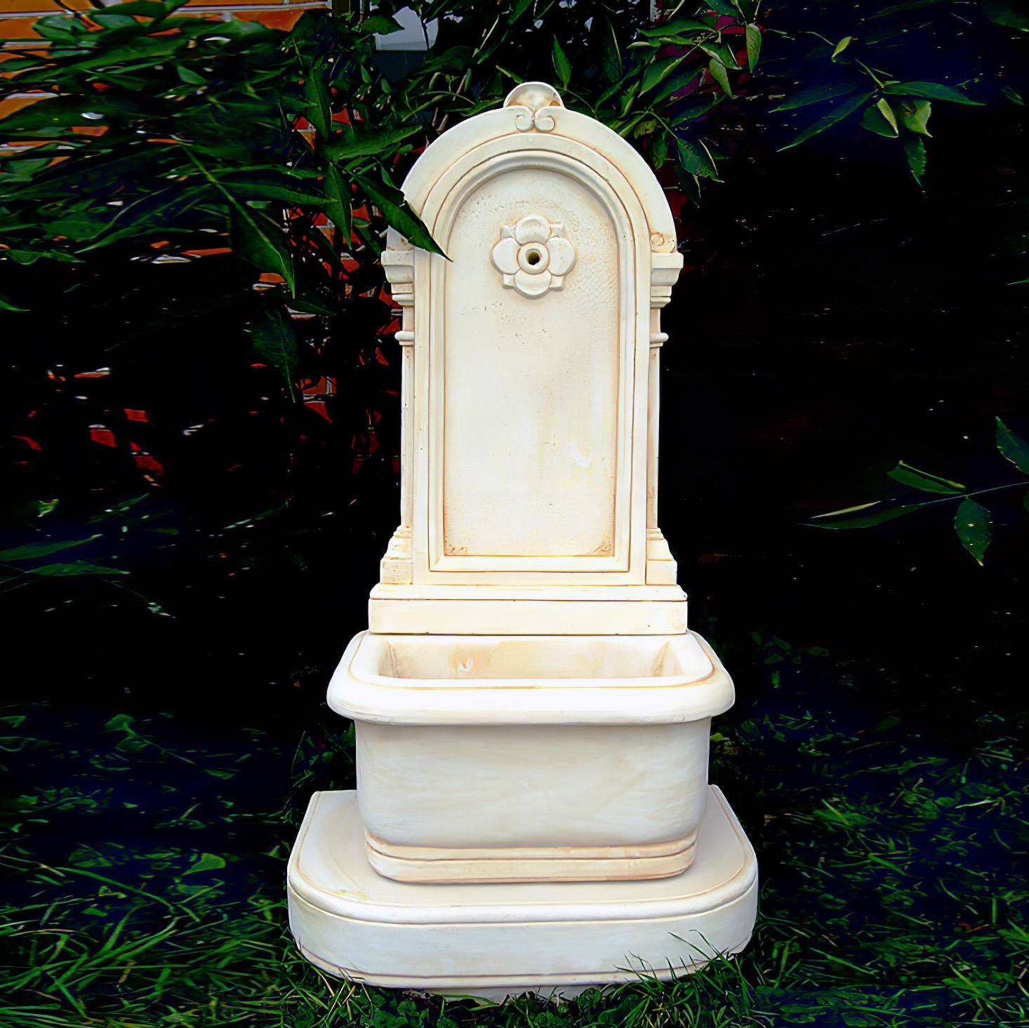 Eleganter Wandbrunnen für den Garten aus Steinguss - Rosaria / Etna