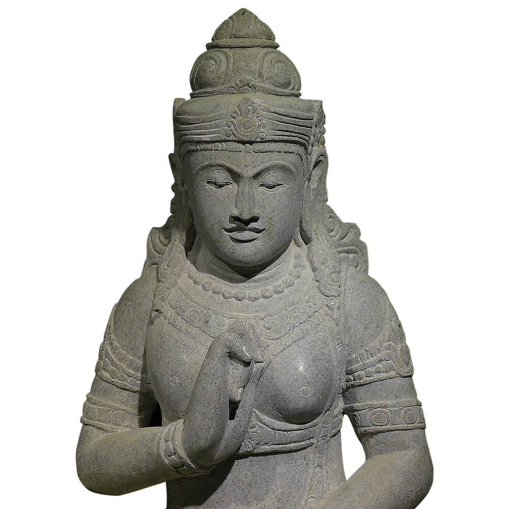 Sculpture en pierre détaillée d'une déesse asiatique comme décoration de jardin