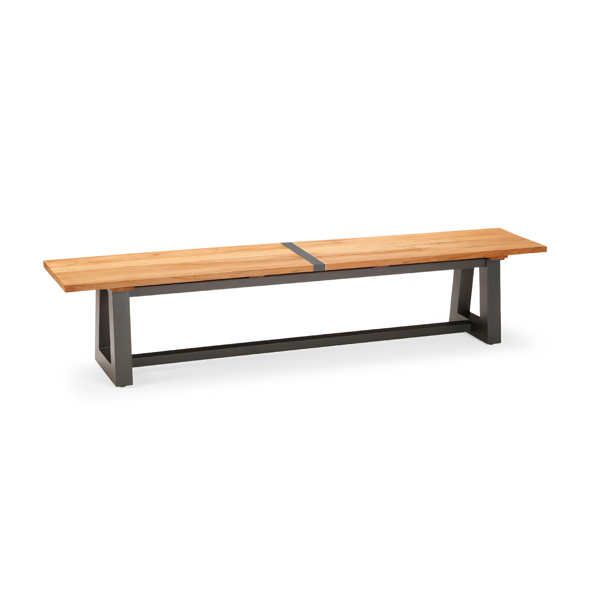 Lange Gartenbank aus Holz mit robustem schwarzen Metallrahmen vor weissem Hintergrund