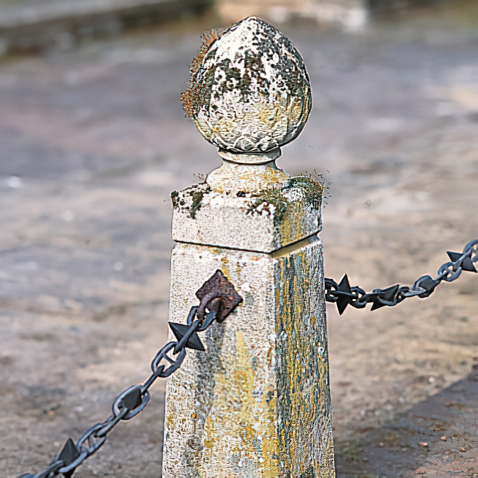 Verwitterte Steinsäule mit dekorativer Kette im Garten, ideal für exklusive Gartendeko