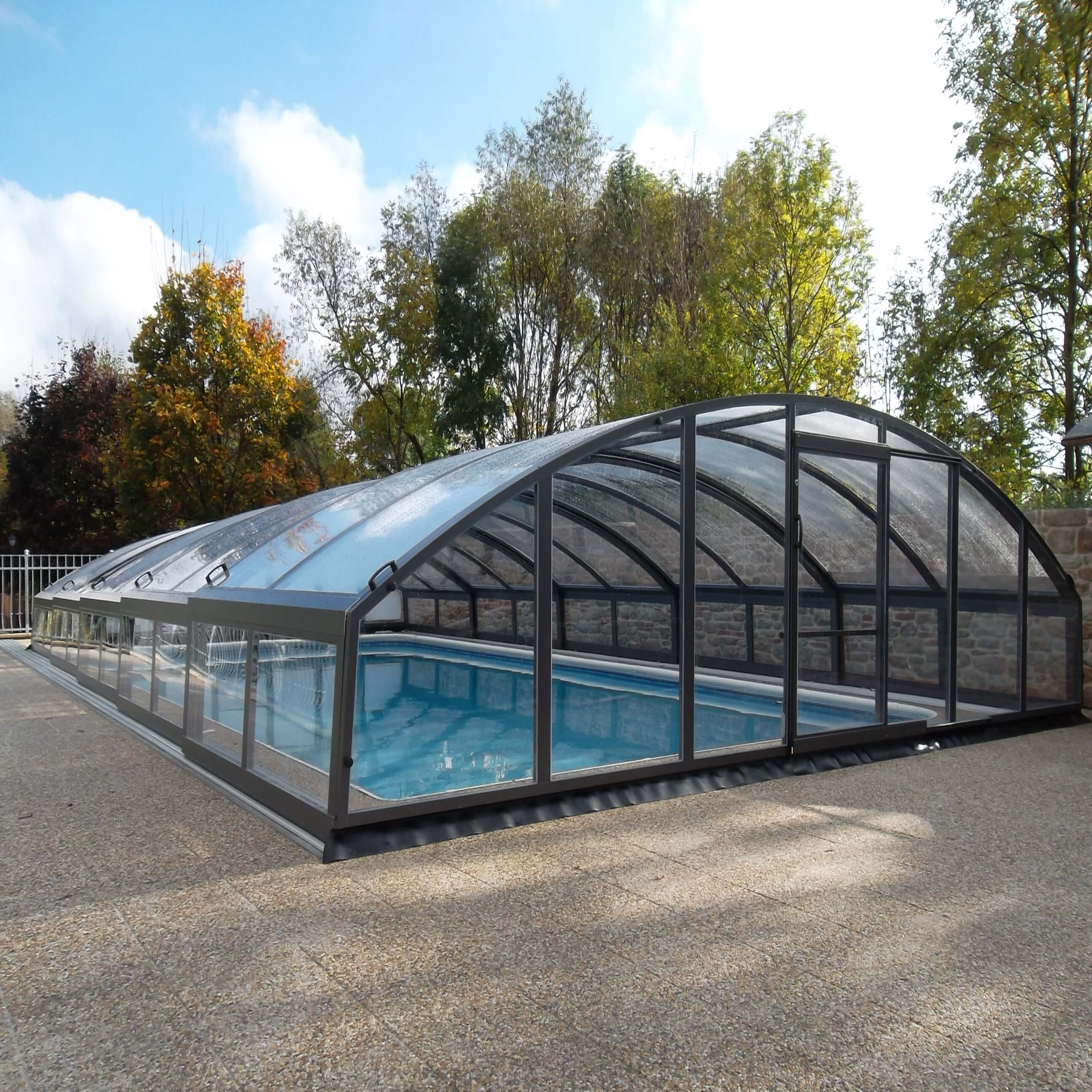 Poolüberdachung mit geringer Dachwölbung - Sonderanfertigung - Aluminium & Polycarbonat - Tansanit Medium / 2 Segmente - 350x430cm (BxL)