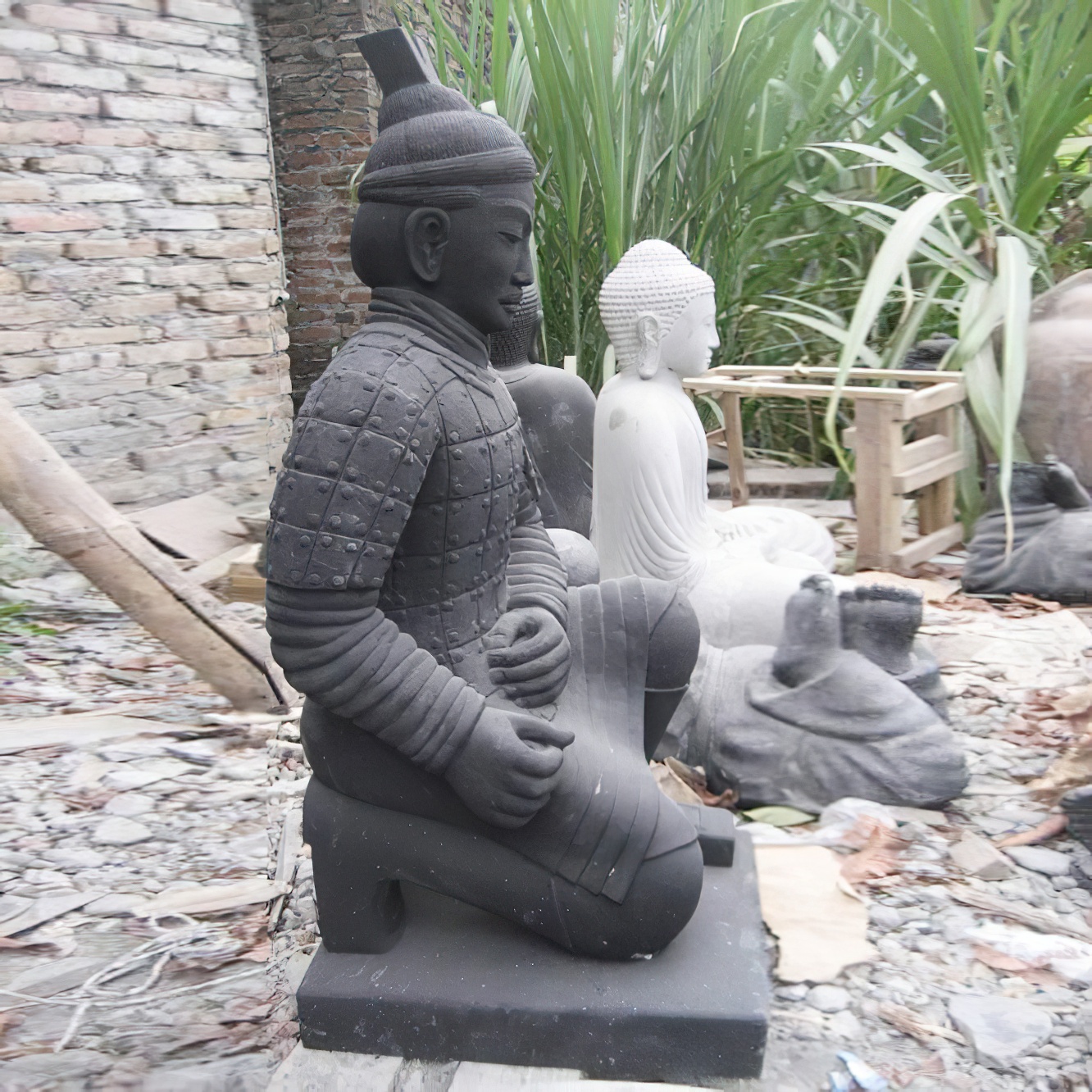 Scultura in pietra dettagliata di un guerriero seduto in un giardino con piante e altre decorazioni