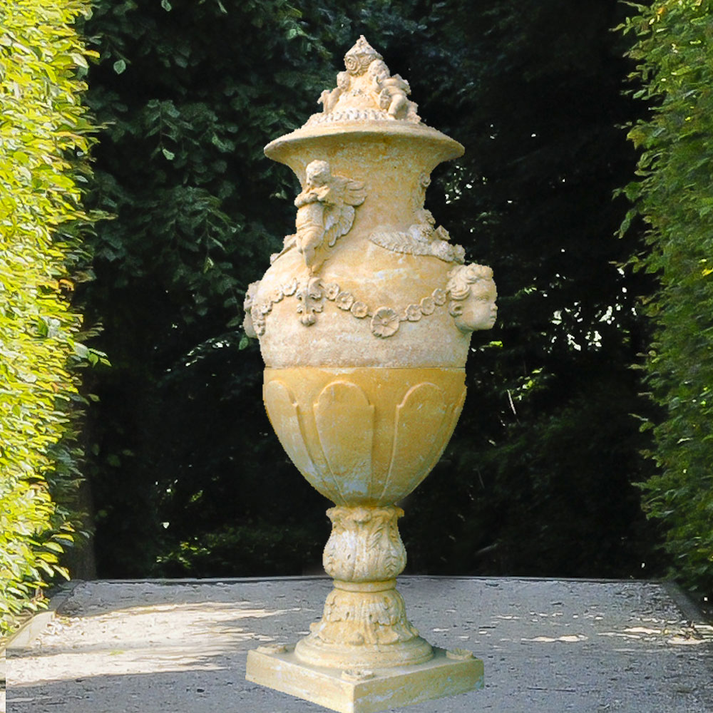 Grande vase en pierre de style antique comme décoration de jardin élégante au soleil