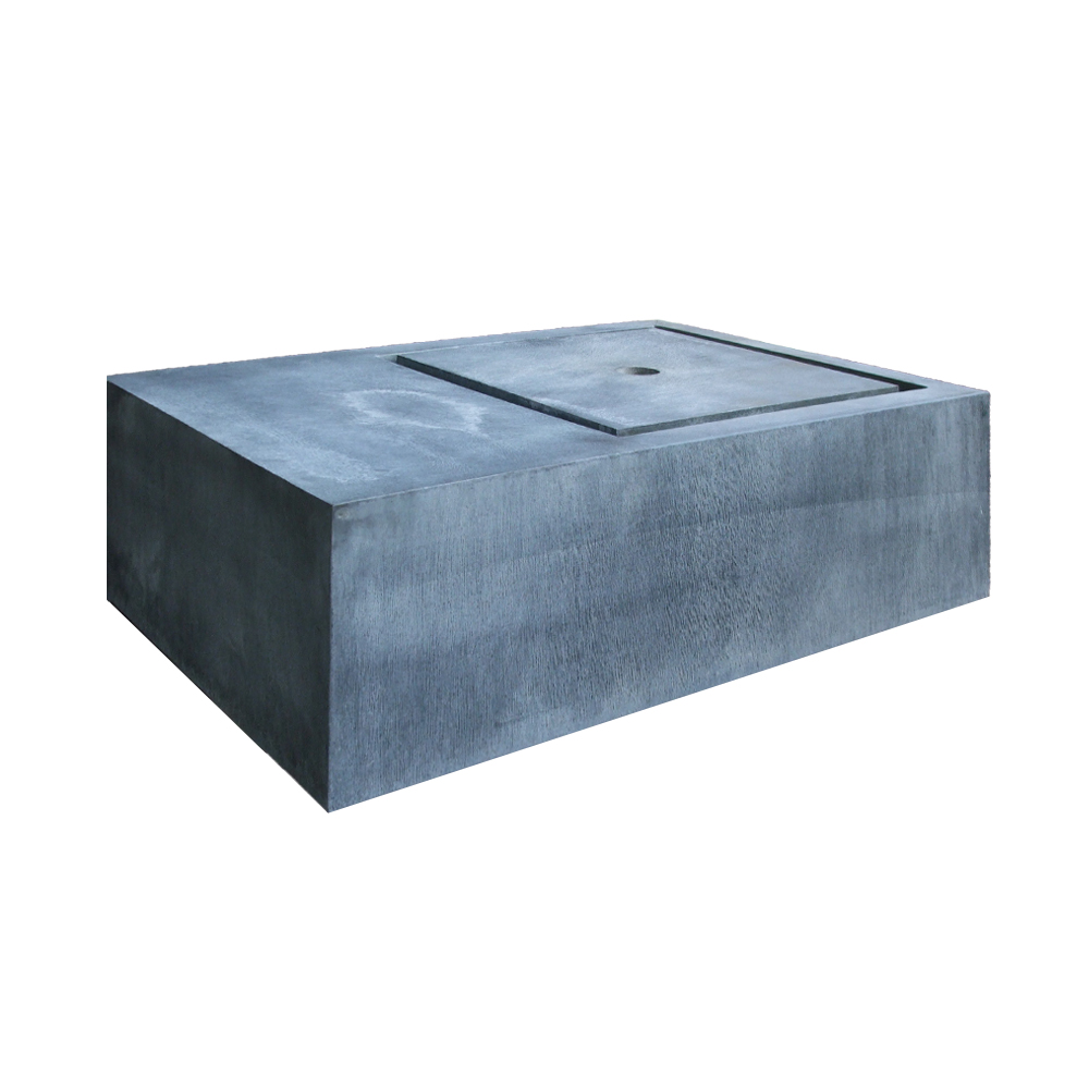 Fontana da giardino quadrata in pietra grigia con linee pulite