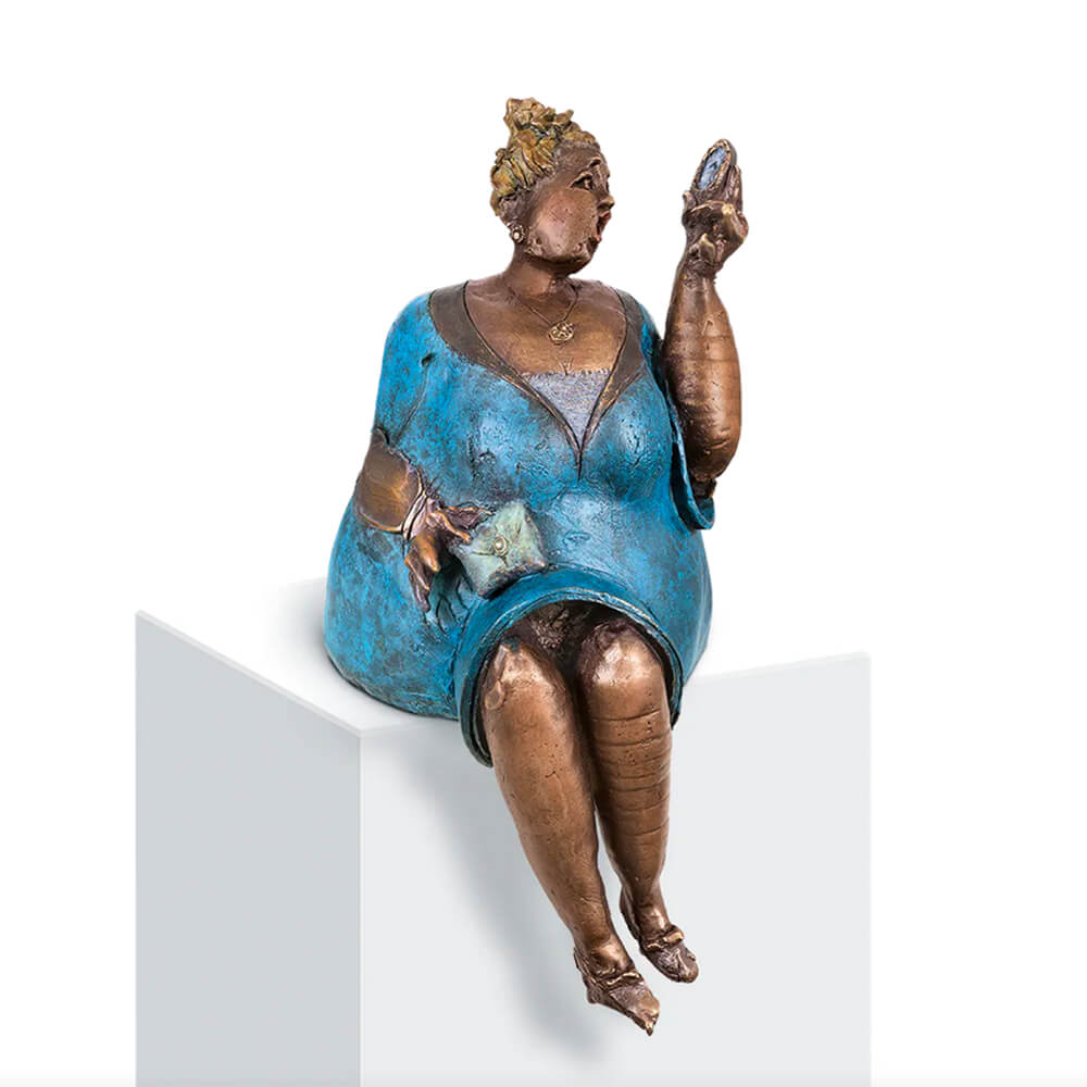 Sitzende Bronze Dame für Podeste und Fensterbänke - Koketa