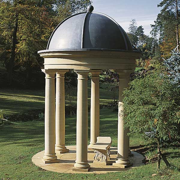 Runder Gartenpavillon mit hoher Kuppel, umgeben von Säulen in einem grünen Garten