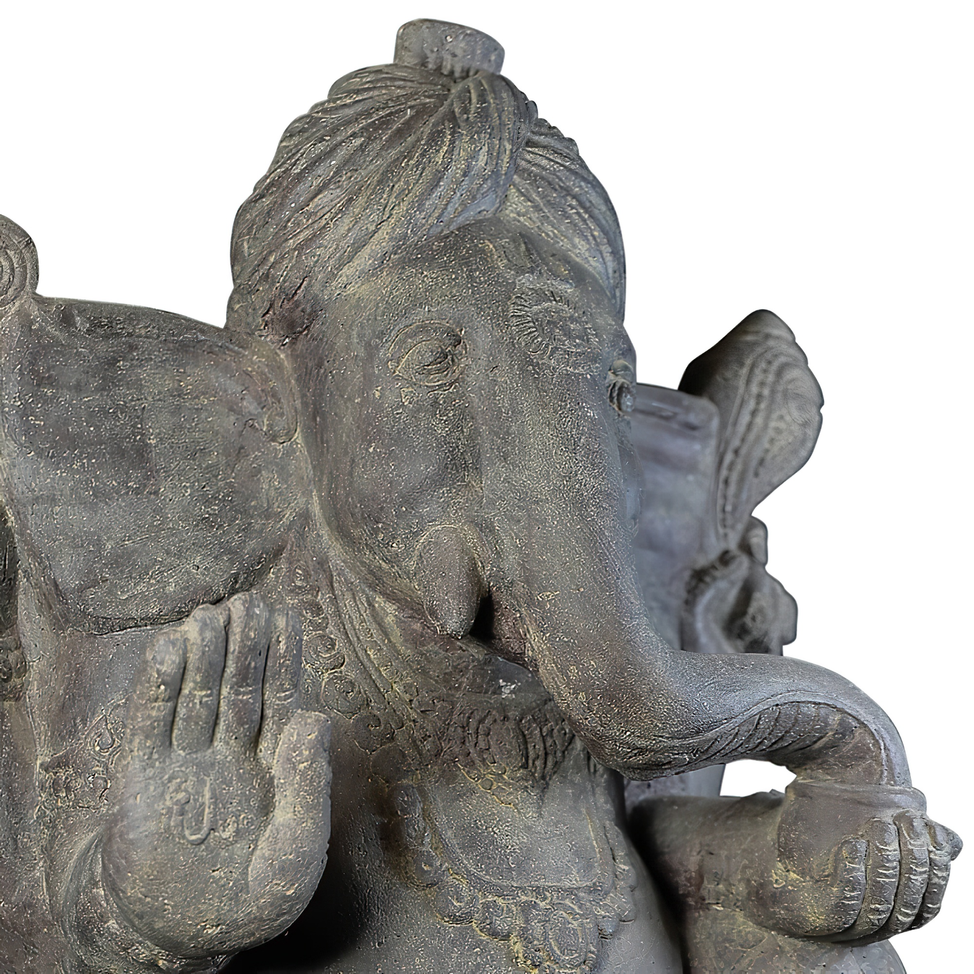 Statue en pierre détaillée du dieu éléphant avec une main levée et des ornements dans le jardin