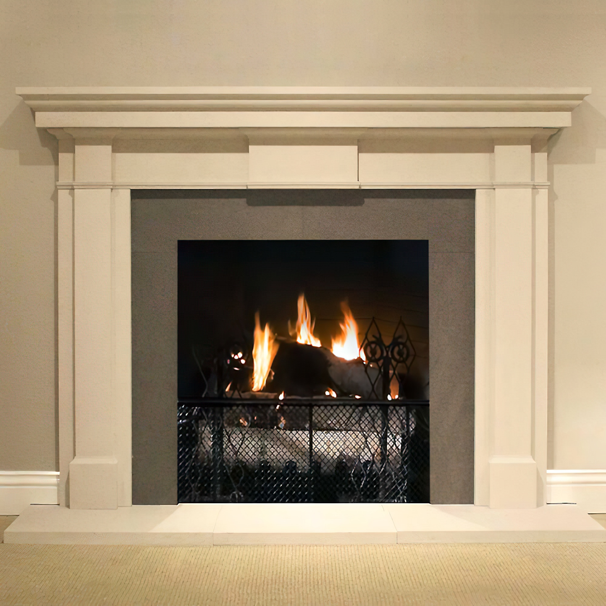 Klassische Kamineinfassung aus Stein - Osbald House / Sand