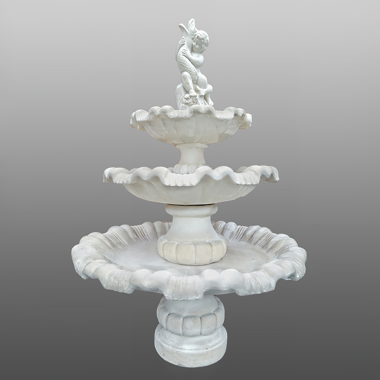 Fontana da giardino bianca con due vasche e figura di angelo in cima, sfondo grigio