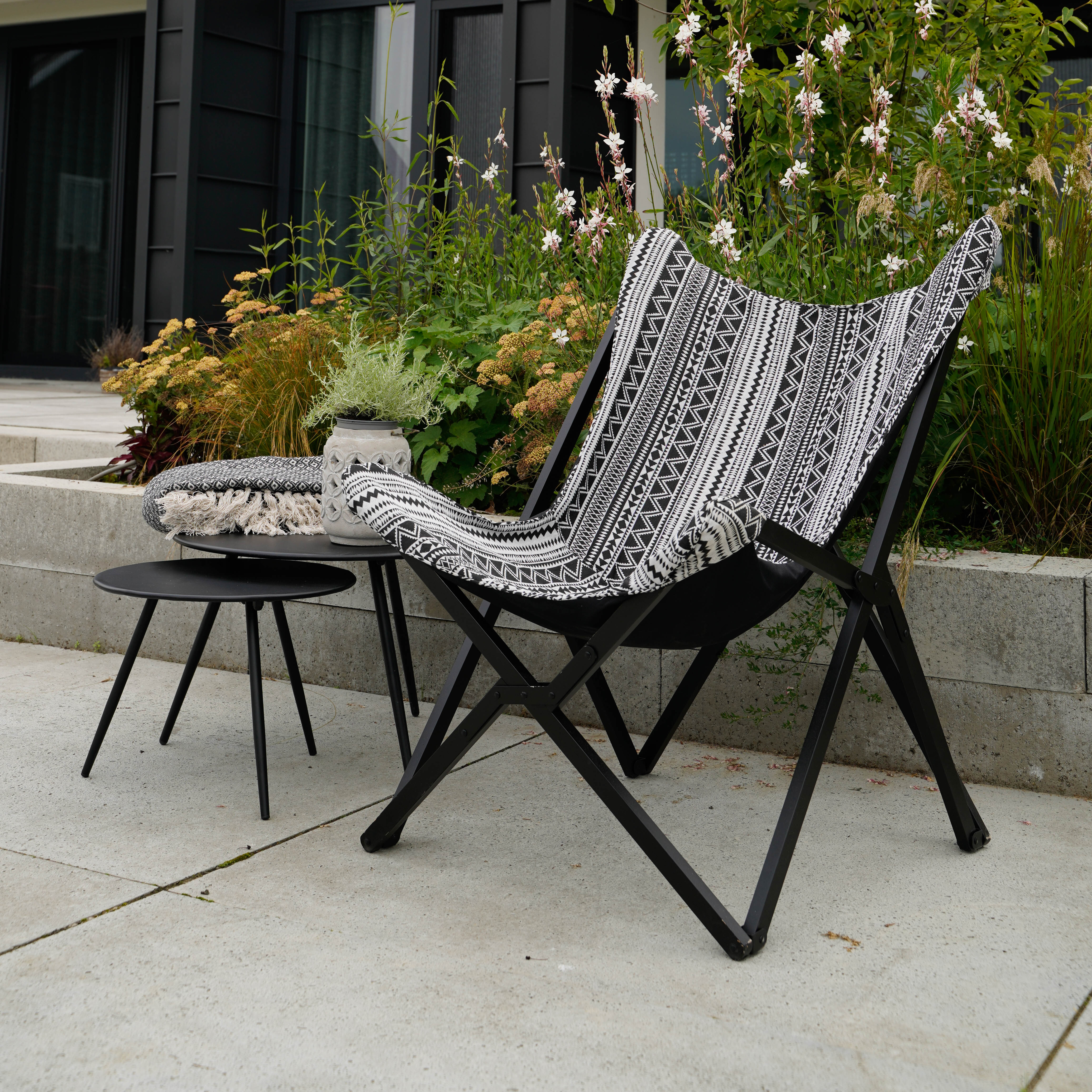 Grau-weißer Balkon Schmetterlingsstuhl mit schwarzen Holzbeinen - Uralino