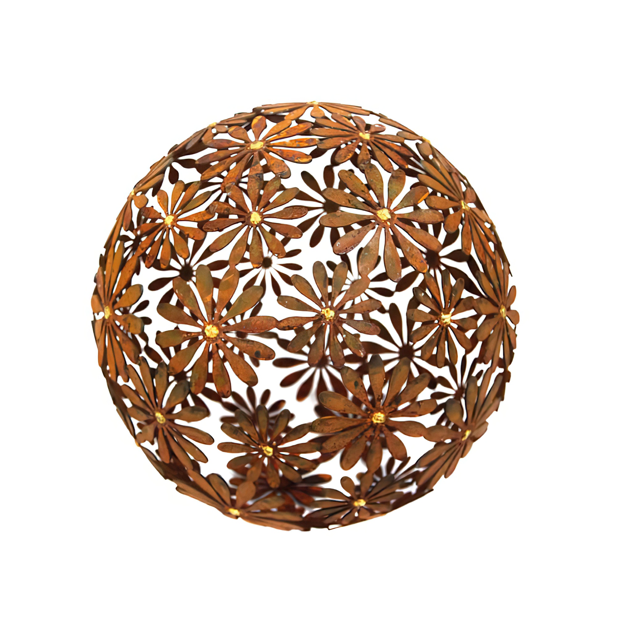 Rostbraune Metallkugel mit ausgeschnittenen Blumen als Gartendekoration